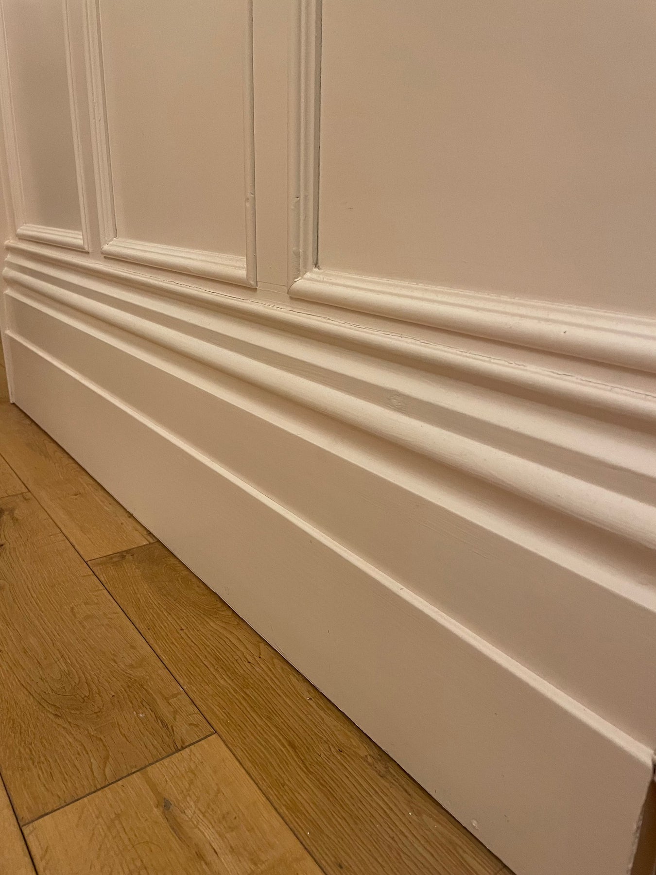 Shaker style panelling framed by a substantial skirting board, adding depth and elegance to the room.